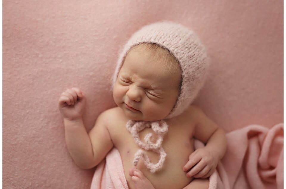 Neugeborenenfotografie in München | Babylächeln