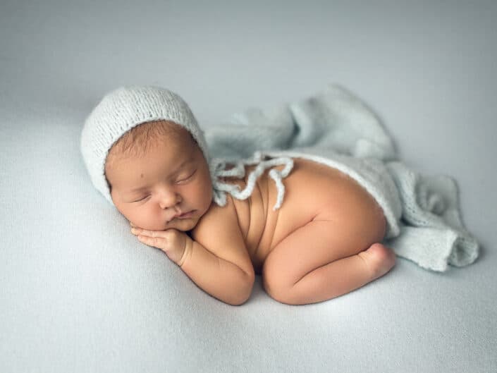 Neugeborenen Junge in blau